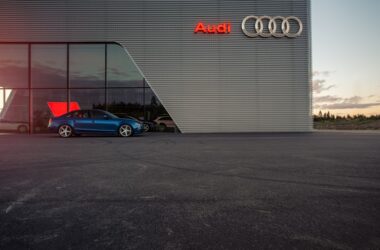 Niebieski samochód przed salonem Audi