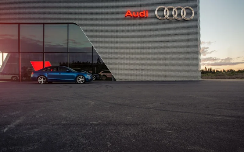 Niebieski samochód przed salonem Audi