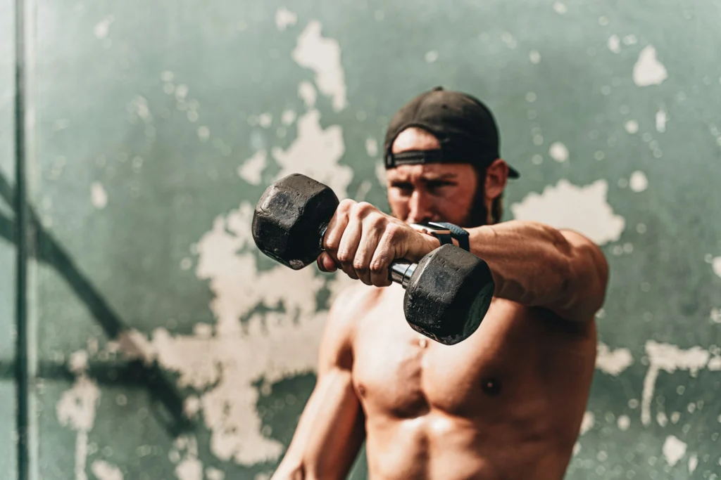 Czego pragną mężczyźni po 40 – gesty, które robią różnicę 6 topless man holding black dumbbell