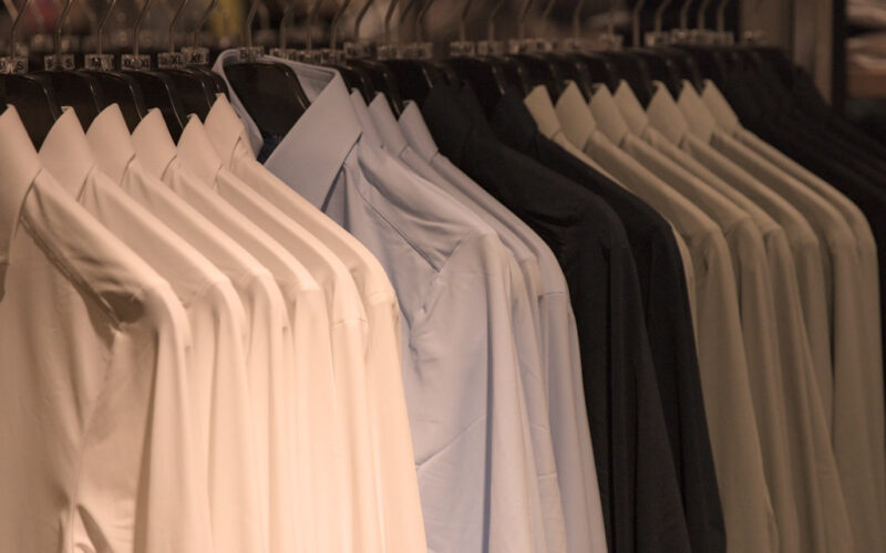 Czy warto kupować odzież męską na wyprzedażach?