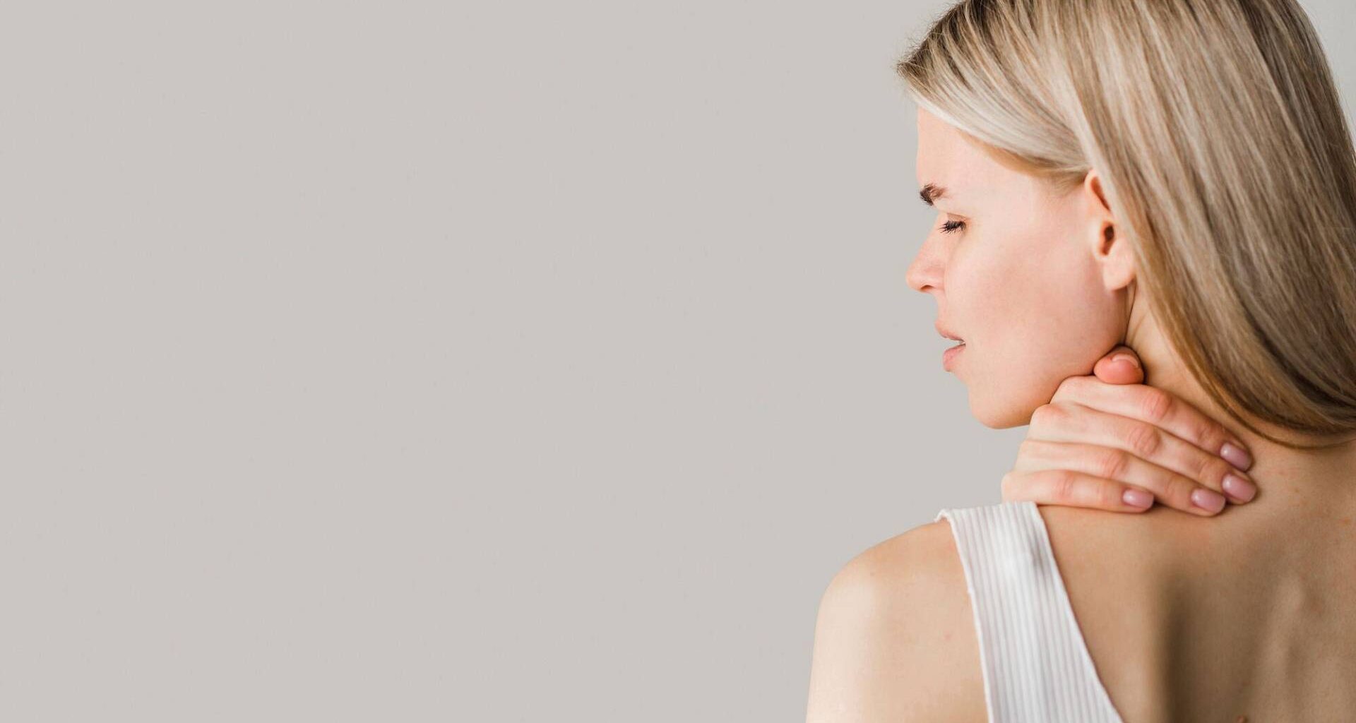 close up young girl pain wp