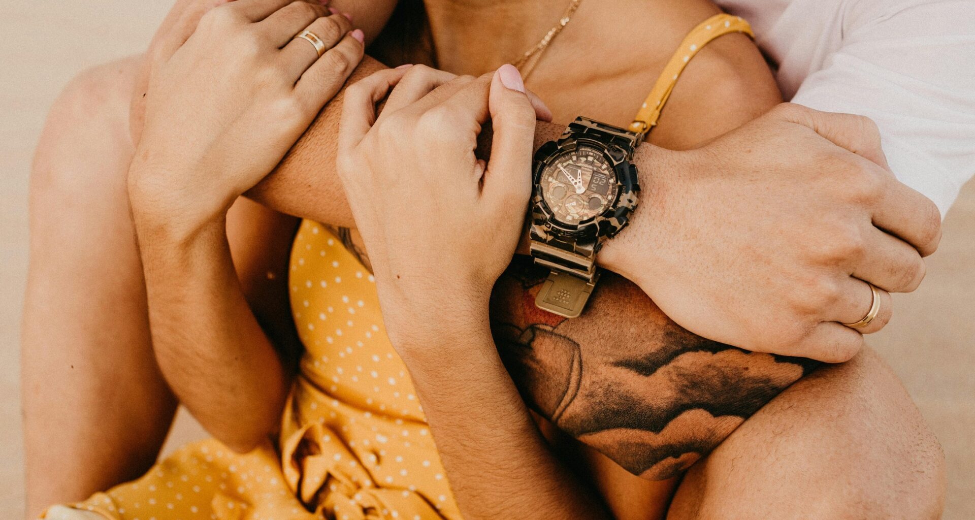 Kobieta i mężczyzna w objęciach.