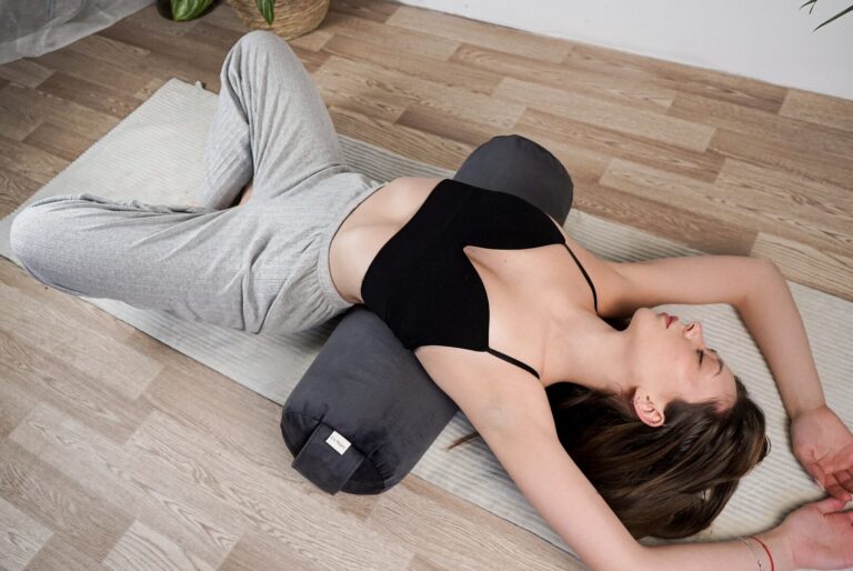 Jak wybrać idealny wałek lub bolster do jogi? Poradnik dla osób, które cenią komfort, naturę i harmonię 24 zrzutekranu2025 10 20o16.23.44 wp