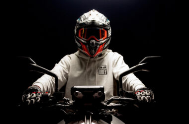 Jak dobrać kask motocyklowy, który nie męczy na długich trasach? 4 Jak dobrać kask motocyklowy, który nie męczy na długich trasach?