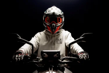 Jak dobrać kask motocyklowy, który nie męczy na długich trasach?