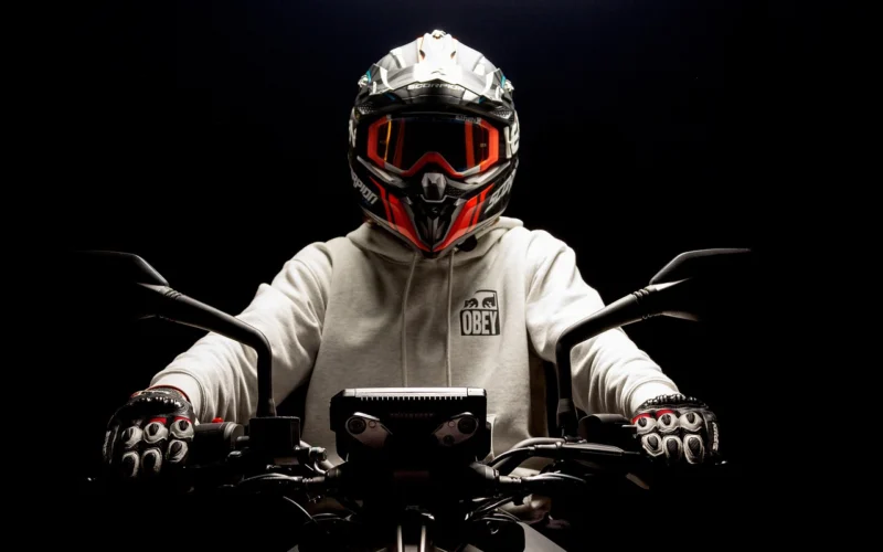 Jak dobrać kask motocyklowy, który nie męczy na długich trasach?