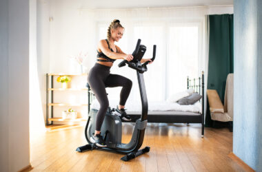 Bieżnia domowa i rowerek stacjonarny: jak wybrać sprzęt cardio pod metraż, cel i komfort 1 Bieżnia domowa i rowerek stacjonarny: jak wybrać sprzęt cardio pod metraż, cel i komfort