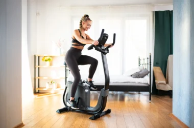 Bieżnia domowa i rowerek stacjonarny: jak wybrać sprzęt cardio pod metraż, cel i komfort