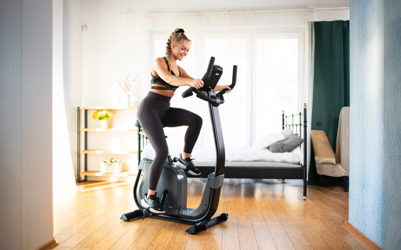 Bieżnia domowa i rowerek stacjonarny: jak wybrać sprzęt cardio pod metraż, cel i komfort