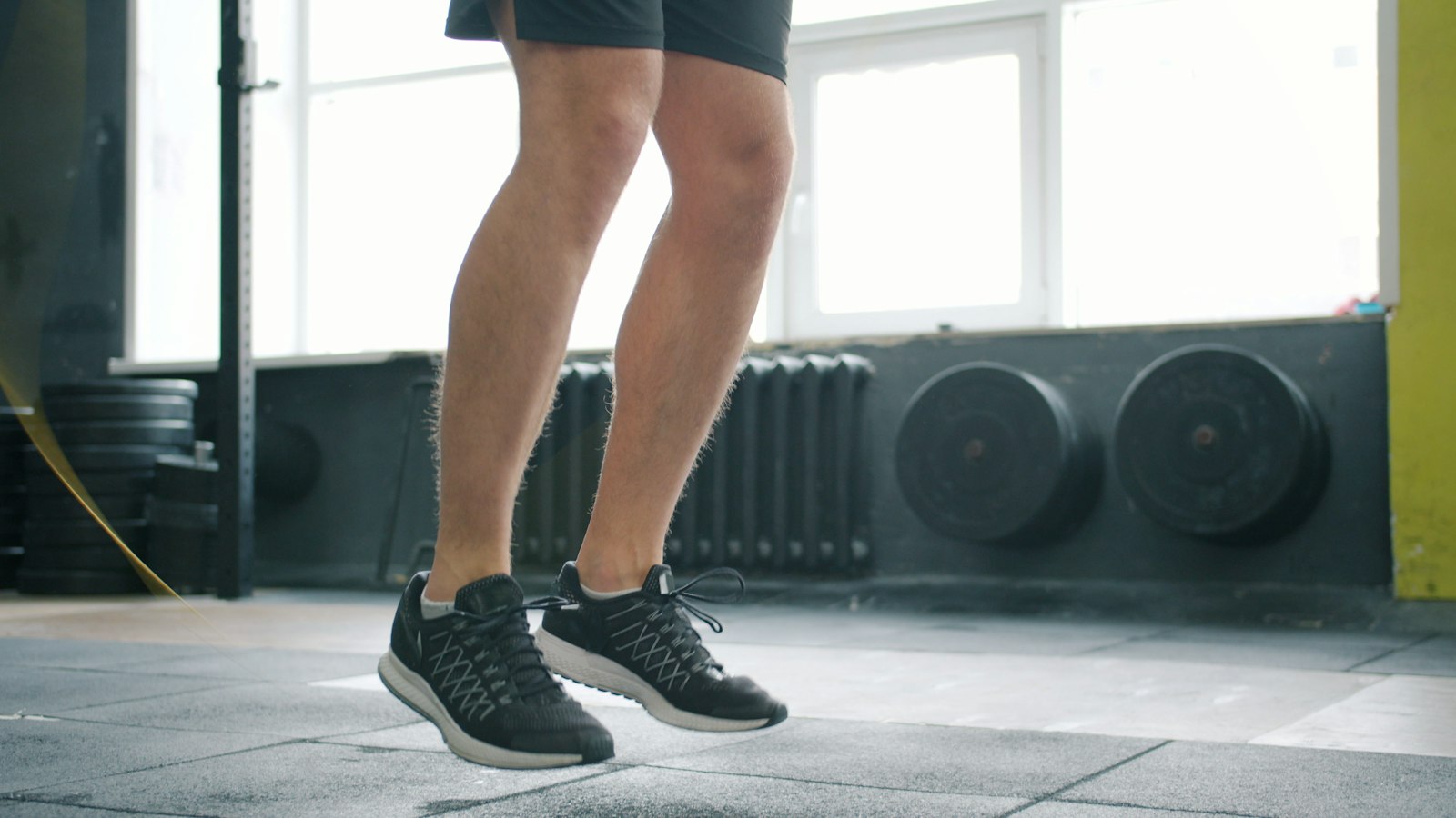 Mężczyzna biegnący na bieżni w klubie fitness