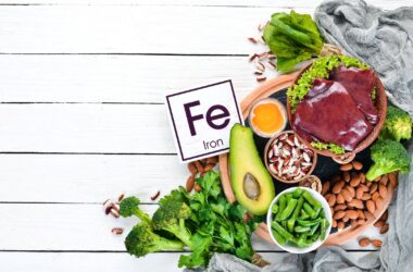 Jak niedobór żelaza u sportowców wpływa na wydolność fizyczną? 12 food containing natural iron fe liver avocado broccoli spinach parsley beans nuts white wooden background top view wp