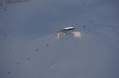 Heliskiing: helikopter w śniegu