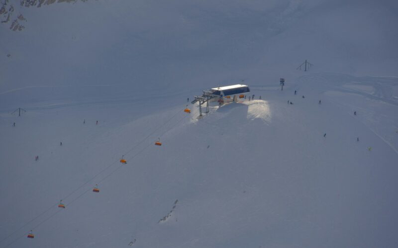 Heliskiing: helikopter w śniegu