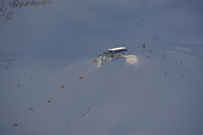 Heliskiing: helikopter w śniegu
