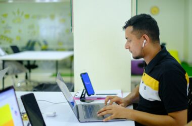 Jak wygląda praca w korporacji? Kariera = job + fun + money