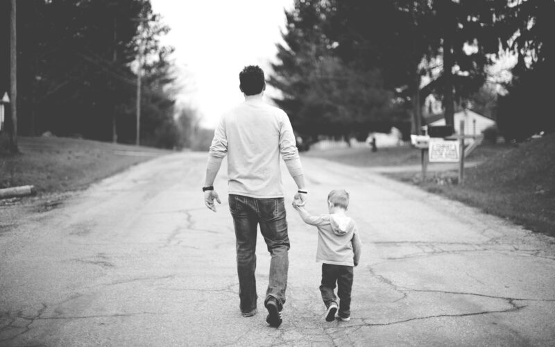 Podróż za sto uśmiechów 14 man holding baby's hand