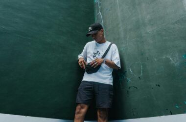 Jeden t-shirt, 5 stylizacji – jak nosić t-shirt w stylu streetwear? 12 pexels willy mendez 1669648805 27862761.jpg