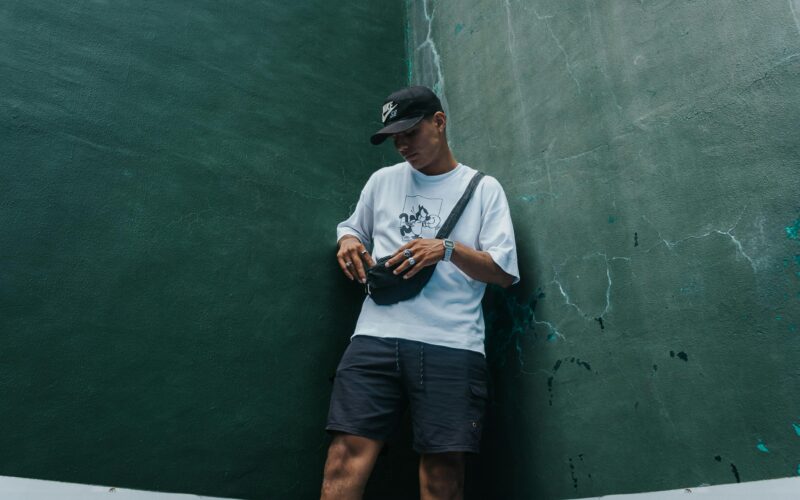 Jeden t-shirt, 5 stylizacji – jak nosić t-shirt w stylu streetwear? 7 pexels willy mendez 1669648805 27862761.jpg