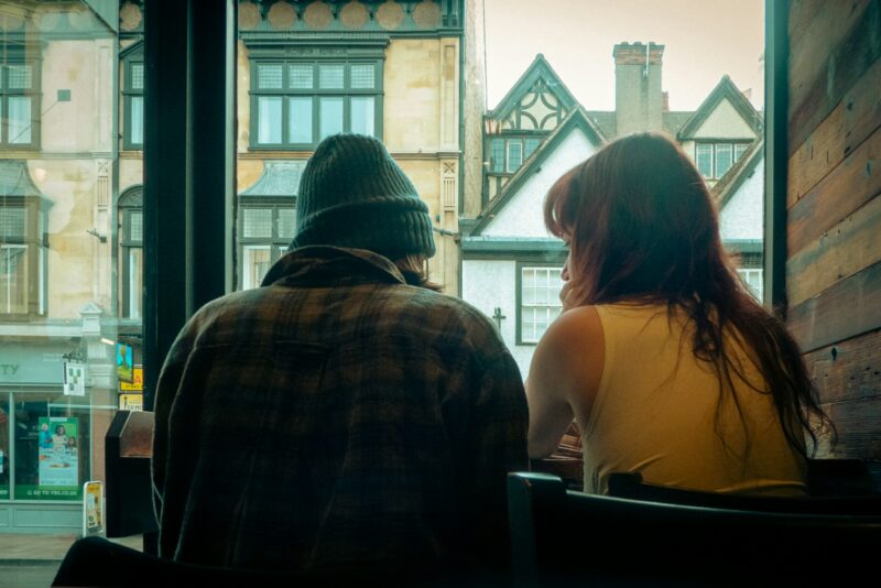 Uwodzenie i flirt: czytaj jej sygnały