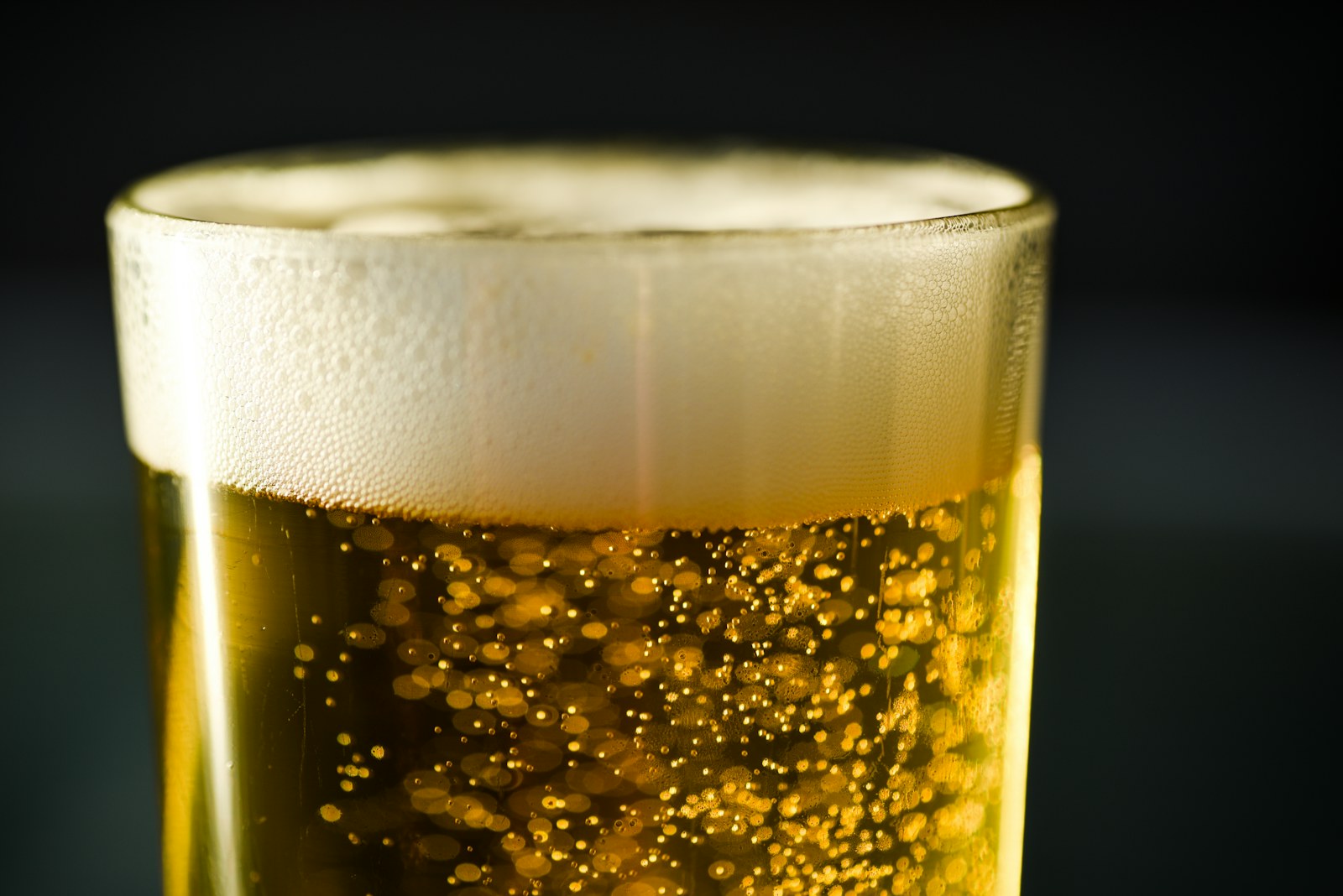 Jedno piwo ile to wódki? Jak obliczyć? Fakty i mity o alkoholu. 6 Kufel piwa – jedno duże piwo 500 ml 5% to ok. 20 g czystego alkoholu