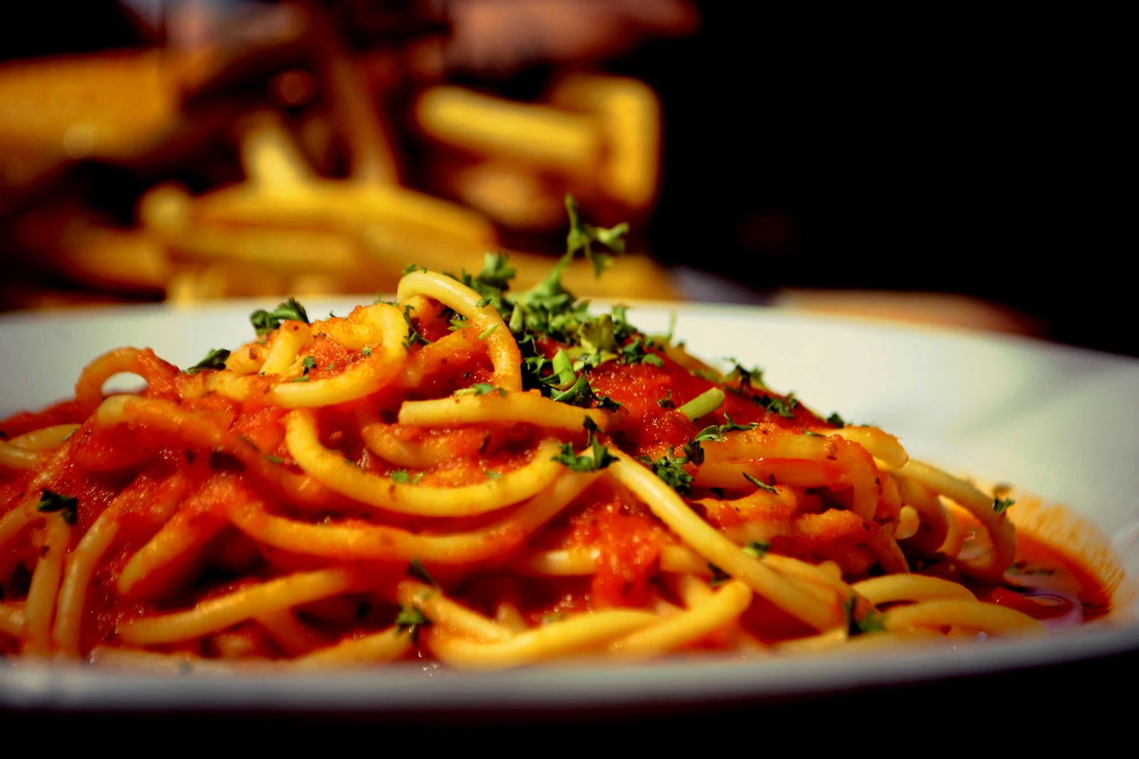 Ryż czy makaron – co zdrowsze? Porównanie na talerzu (kcal, IG, błonnik) 7 Makaron spaghetti z sosem pomidorowym