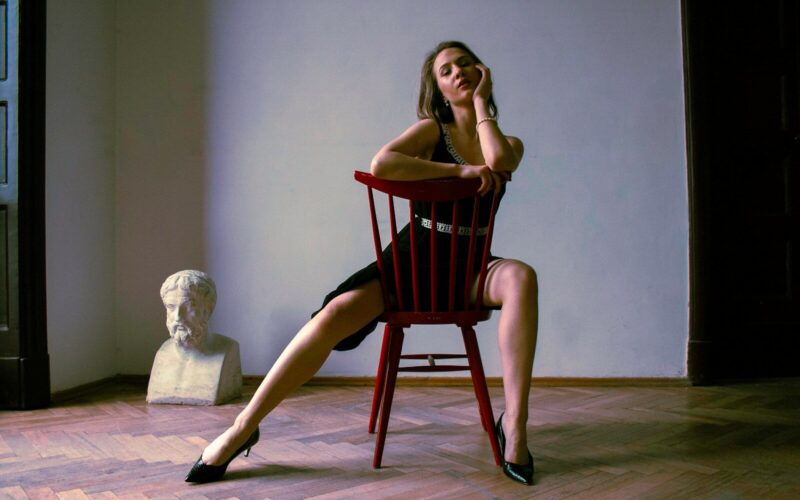 Seks na krześle: pozycje, technika i jak wybrać bezpieczny mebel 10 a woman sitting in a chair in a room
