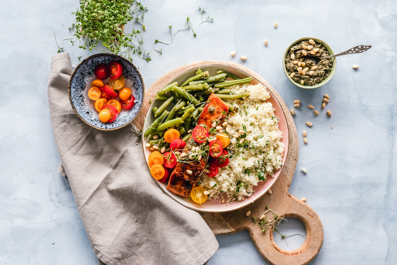 Łosoś z kaszą i warzywami w misce - przykład wysokobiałkowego meal prep