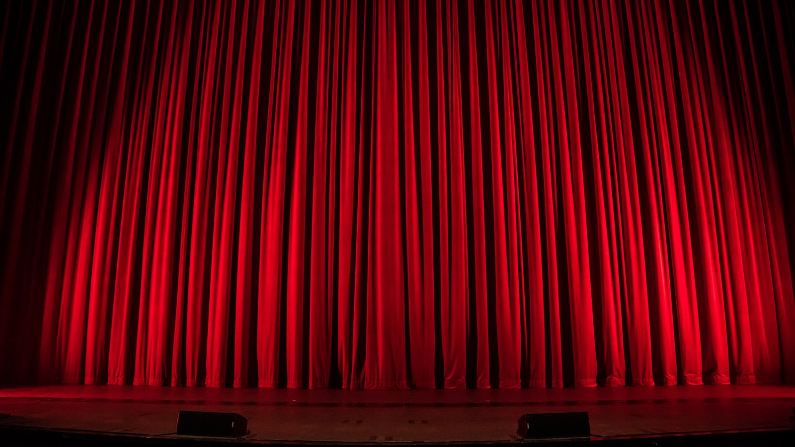 Pusta scena teatralna z opuszczoną kurtyną