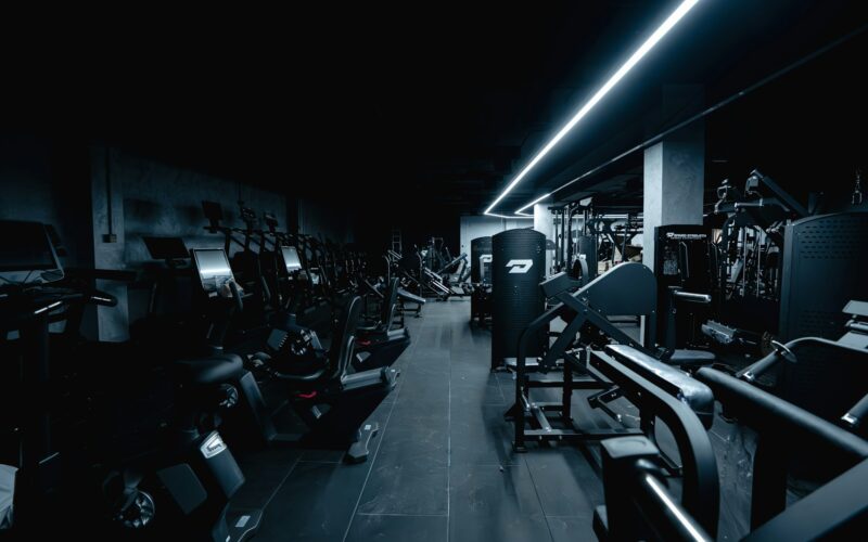 Polacy ćwiczą częściej niż kiedykolwiek — fitness to już nie sezonowa moda